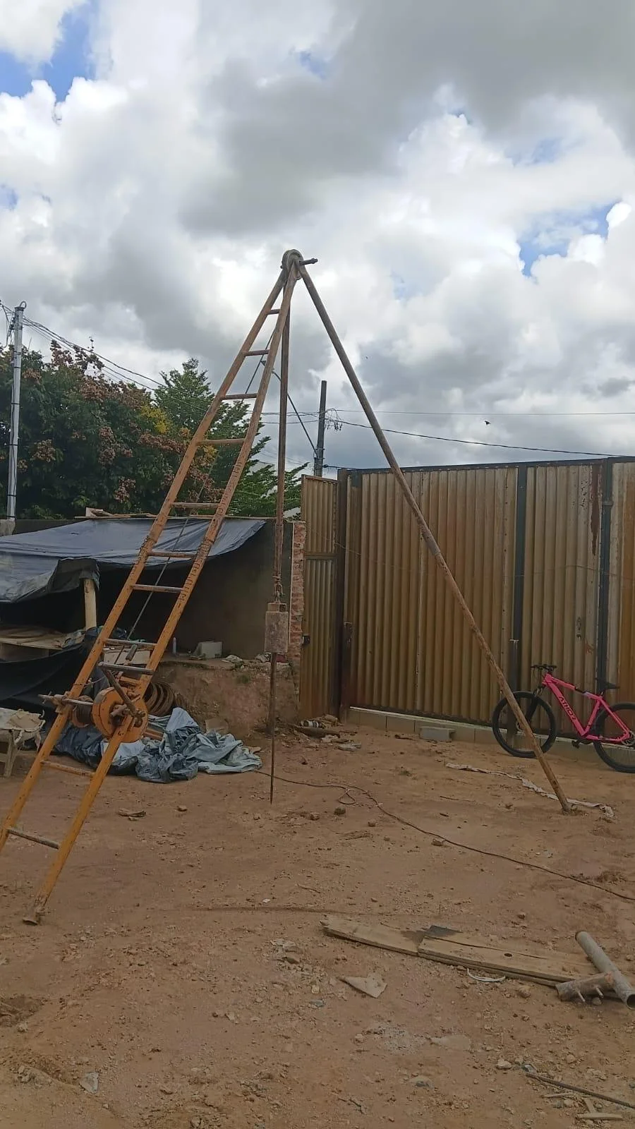 Tripé de sondagem SPT em obra em Lagoa da Prata